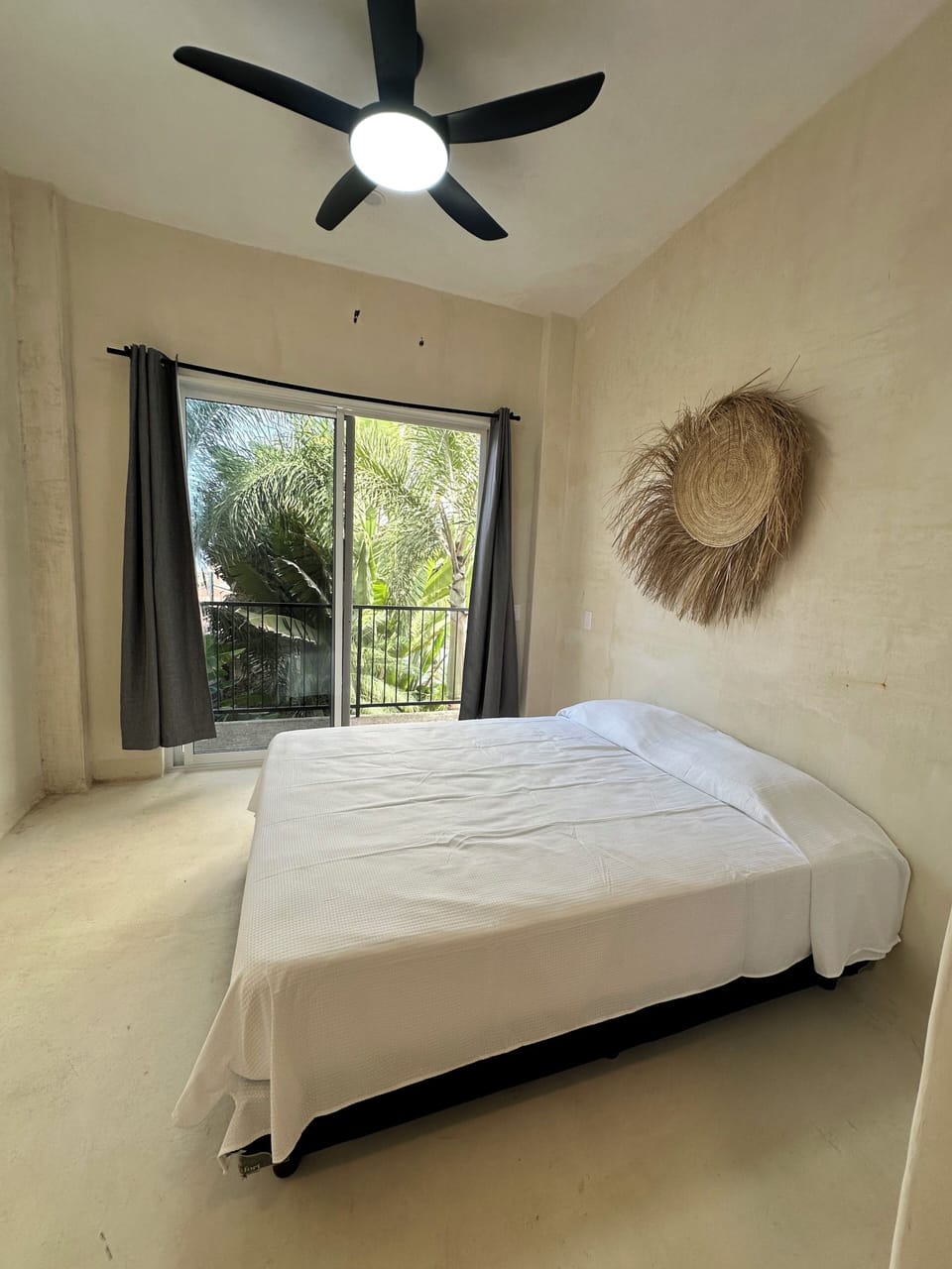 Basic Suite, 1 Queen Bed, Pets Allowed, Poolside | Free WiFi, bed sheets