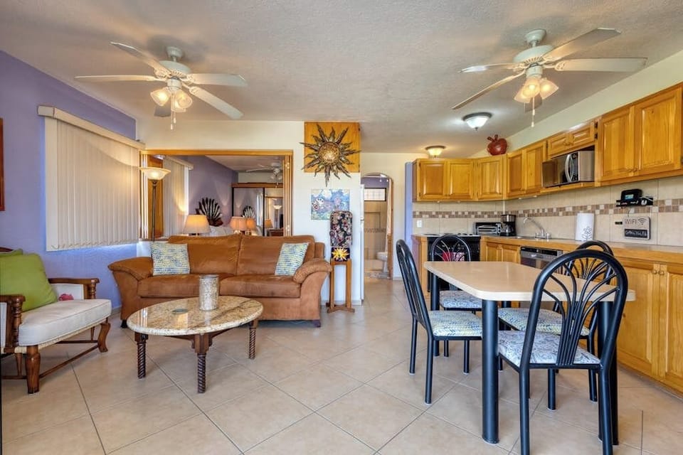 Apartment, 1 Queen Bed, Golf View (La Costa Villa 2 Depto 202) | Living area