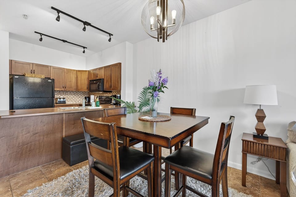 Deluxe Apartment, 2 Bedrooms, Balcony, Mountain View | In-room dining