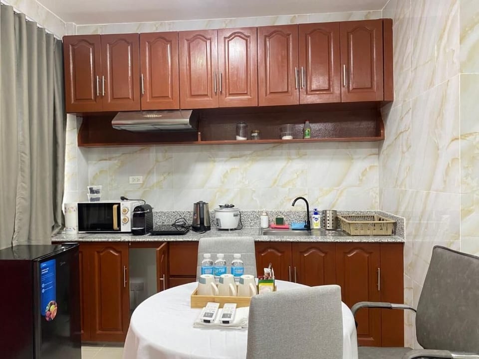 Junior Double or Twin Room | Private kitchen | Fridge, microwave, stovetop, cookware/dishes/utensils