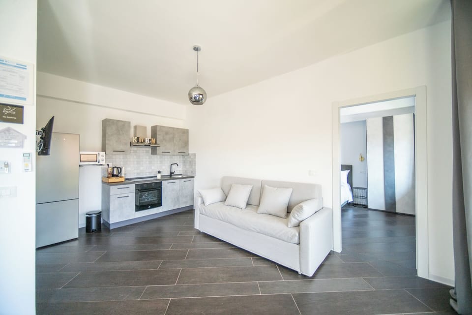Deluxe Apartment, City View | Living area