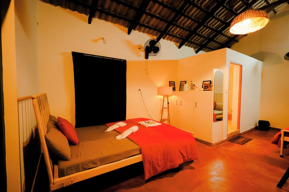Comfort Double Room | Desk