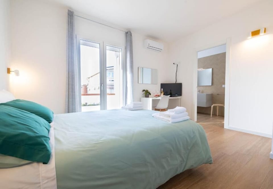 Standard Double Room, Balcony, Courtyard View | Desk, laptop workspace, soundproofing, iron/ironing board