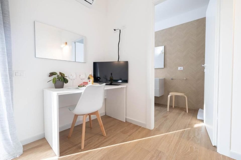 Standard Double Room, Balcony, Courtyard View | Interior