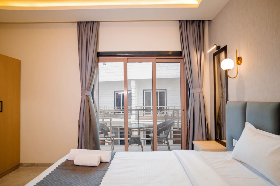 Deluxe Suite, Garden View | Premium bedding, Tempur-Pedic beds, free WiFi, bed sheets