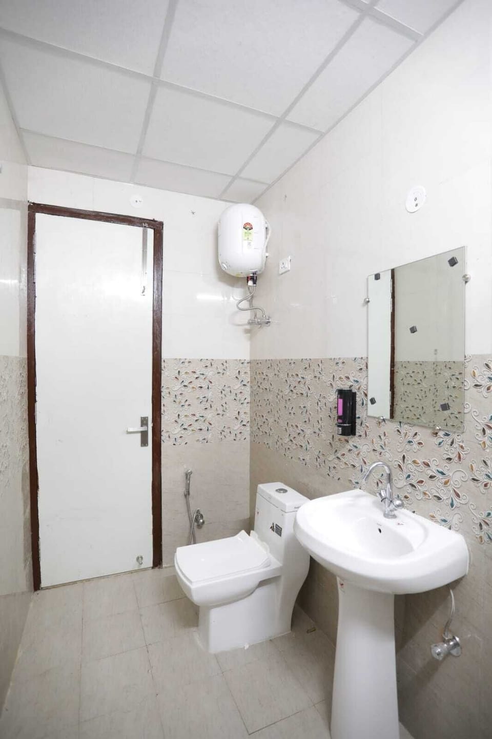 Bathtub, free toiletries, towels, soap