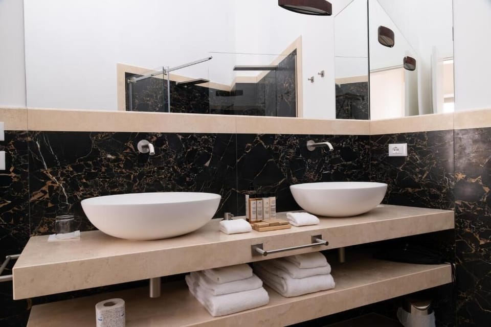 Superior Double Room | Bathroom | Slippers, towels