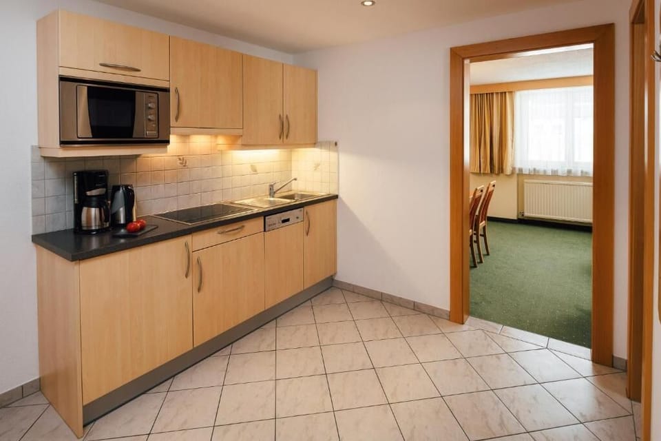 Condo, 1 Bedroom, Mountain View | Private kitchen | Highchair