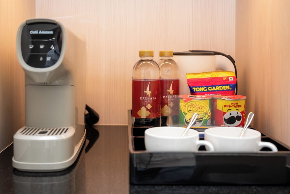 Minibar, in-room safe, desk, WiFi (free)