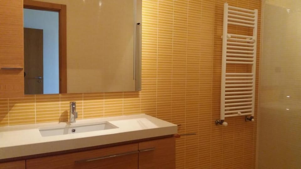 Deluxe Suite, Balcony, Beach View | Bathroom | Hair dryer, towels, soap, shampoo