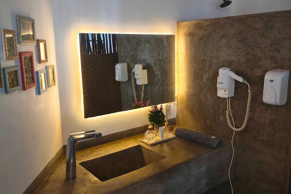 Luxury Triple Room, Air conditioning, Garden View | Bathroom | Free toiletries, hair dryer, towels, soap
