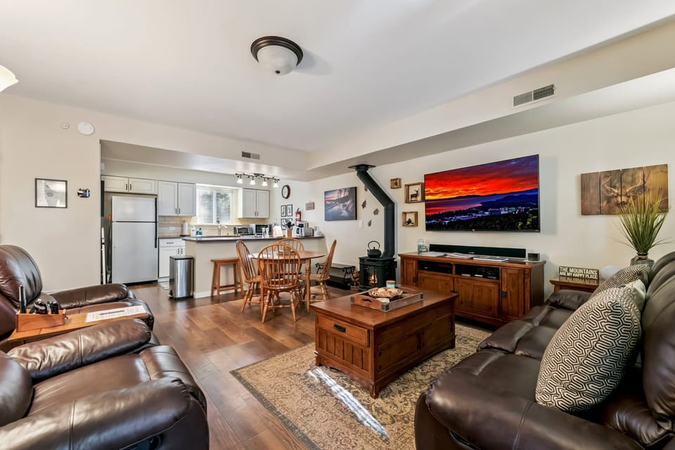 Condo, 2 Bedrooms | Living area