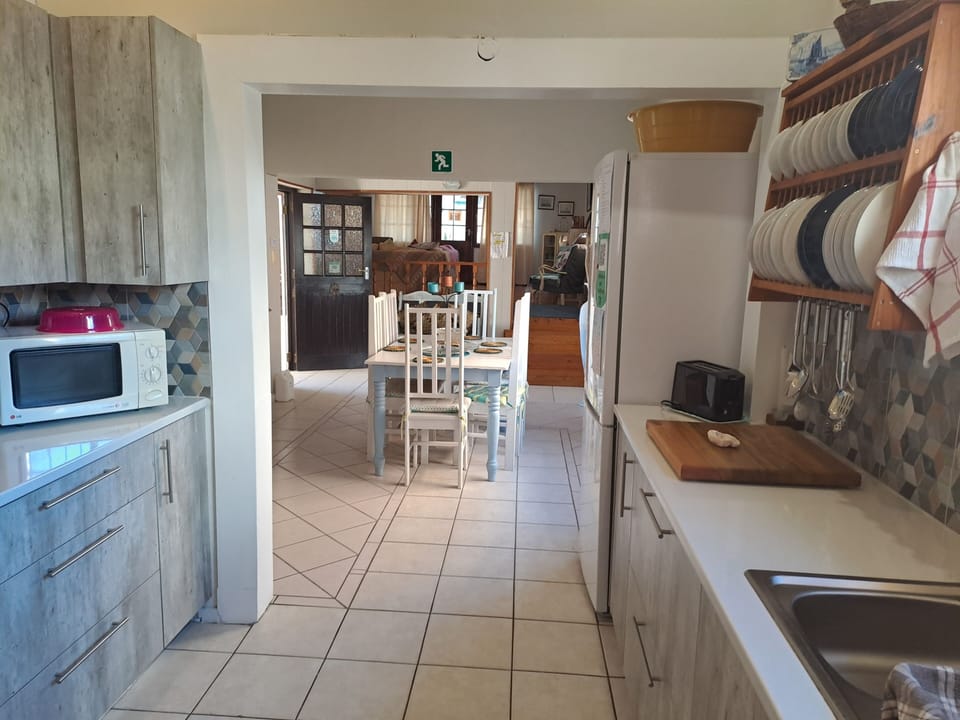 Comfort Cottage, Patio, Beach View | Private kitchen