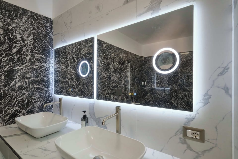 Deluxe Triple Room, City View | Bathroom | Hair dryer, towels, soap, shampoo