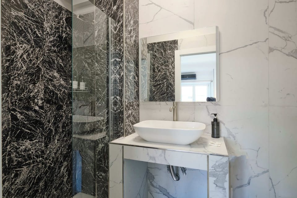 Comfort Double Room, Balcony, City View | Bathroom | Hair dryer, towels, soap, shampoo