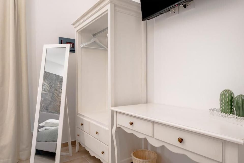 Suite, Balcony, City View | Interior