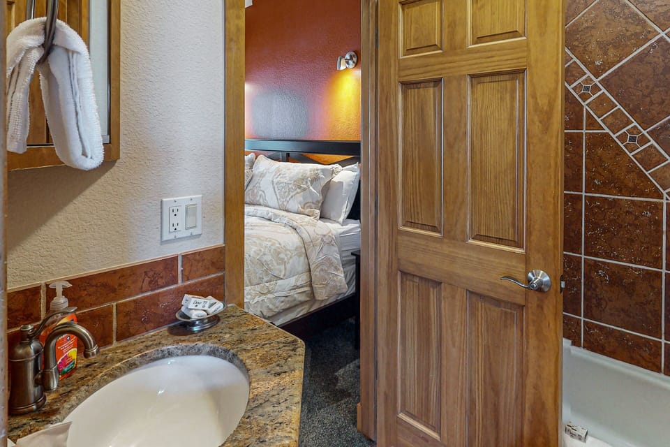 Two BR Condo w/ Brand NEW HOT TUB and Great Views! House in Estes Park