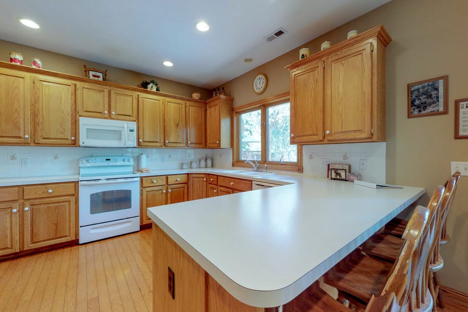 House, Multiple Beds (On Fall River) | Private kitchen