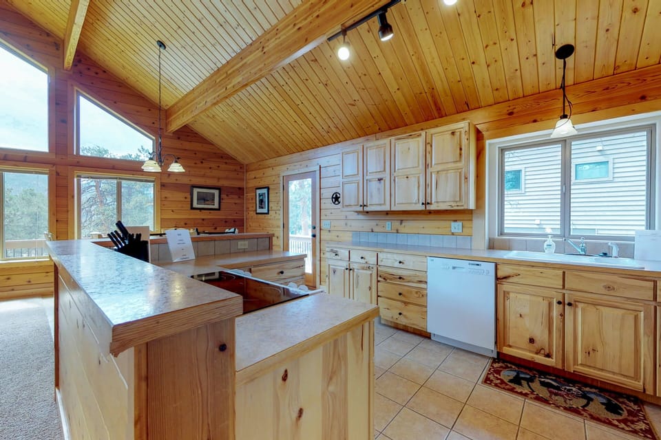 Cabin, Multiple Beds, Mountain View (Twin Pines Cabin) | Private kitchen