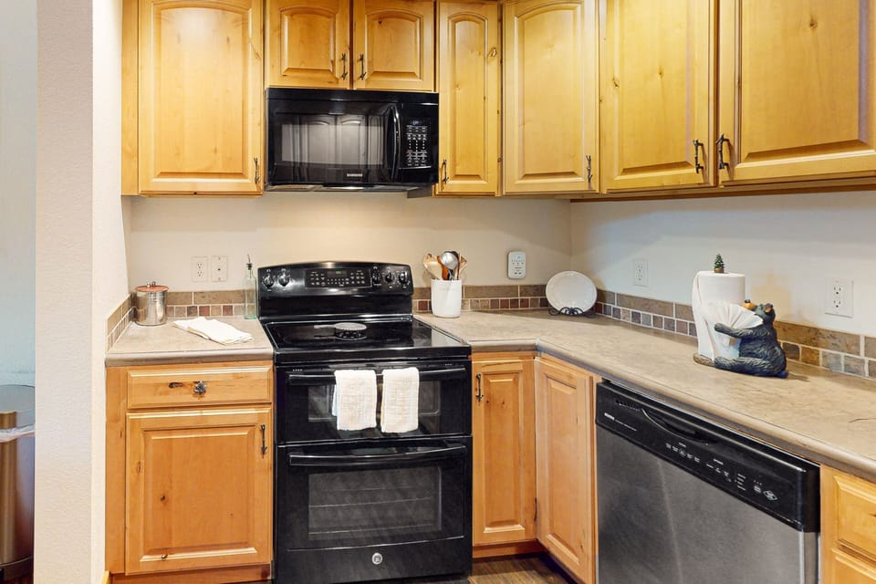 House, Multiple Beds, Mountain View (Running Bear in the Rockies) | Private kitchen