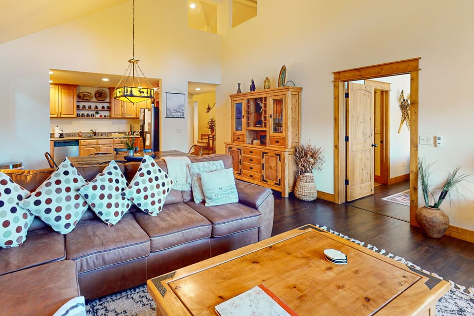 House, Multiple Beds, Mountain View (Running Bear in the Rockies) | Living area