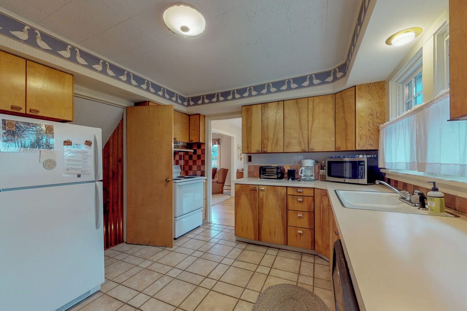 Cabin, Multiple Beds, Mountain View (Hummingbird Hideout) | Private kitchen