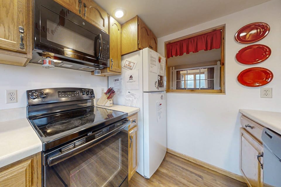 Cabin, Multiple Beds, Mountain View (Deer Mountain Lodge South) | Private kitchen
