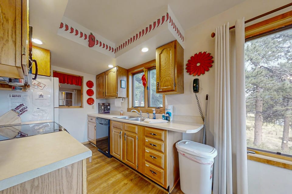 Cabin, Multiple Beds, Mountain View (Deer Mountain Lodge South) | Private kitchen