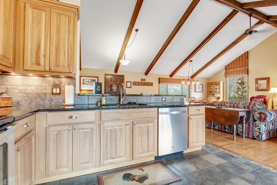 House, Multiple Beds, Mountain View (The Blue Raven) | Private kitchen