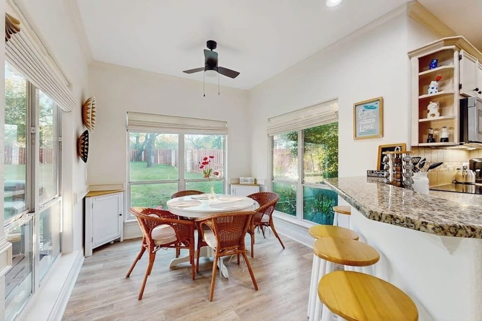 House, Multiple Beds, Patio, Garden View (Horseshoe Bay Beauty) | Private kitchen