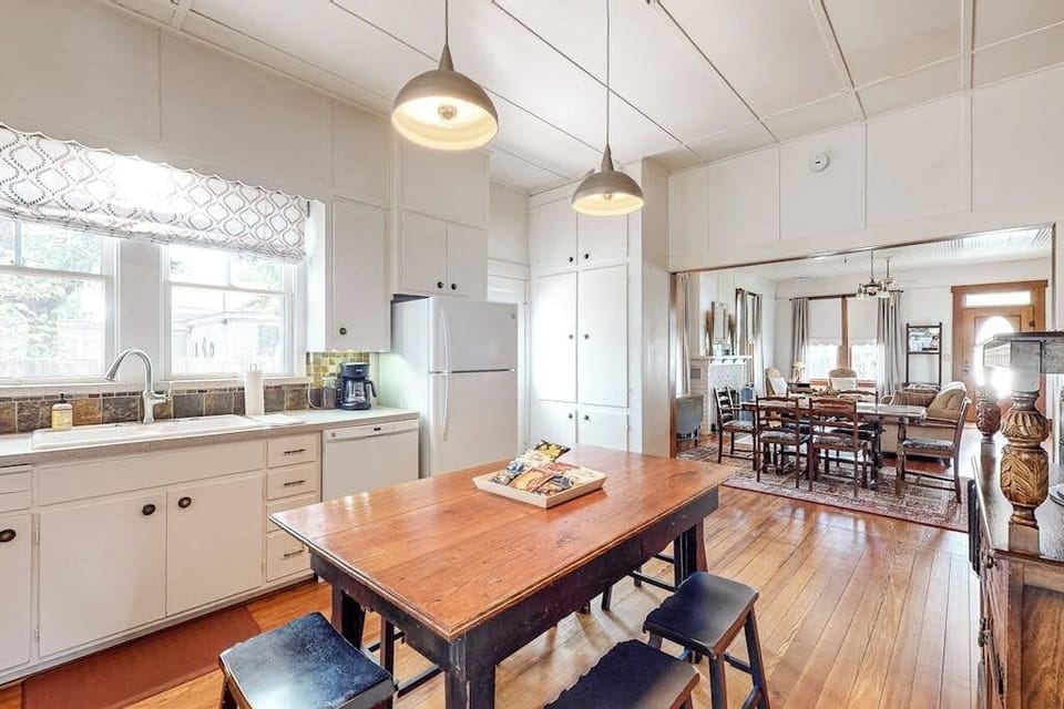 House, Multiple Beds, Garden View (Liberty Creek) | Private kitchen
