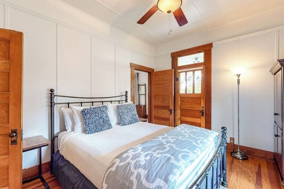 House, Multiple Beds, Garden View (Liberty Creek) | 2 bedrooms, individually decorated, individually furnished, bed sheets