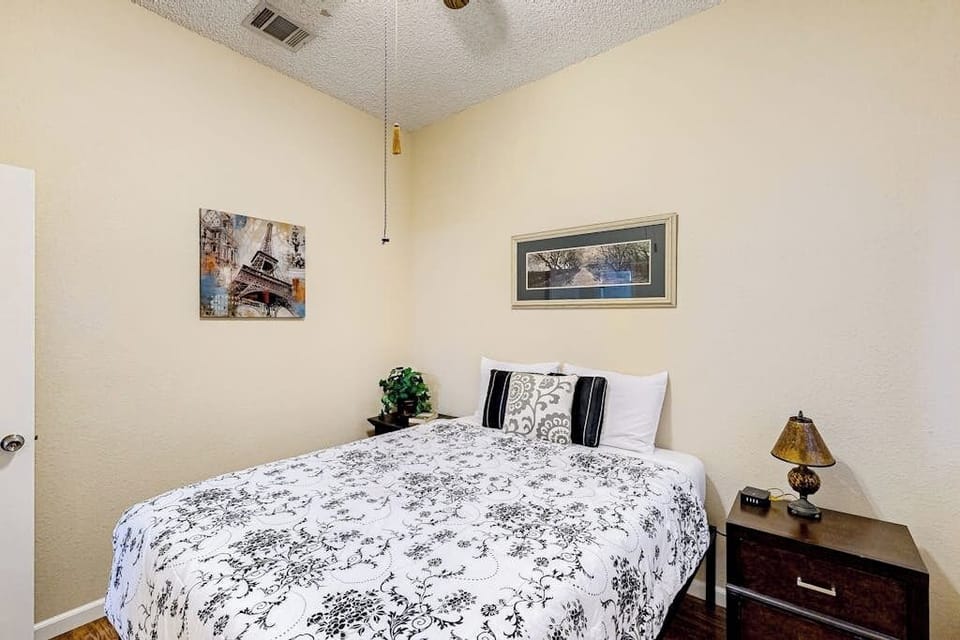 House, Multiple Beds, Garden View (La Vie in Lago Vista) | 3 bedrooms, individually decorated, individually furnished, bed sheets