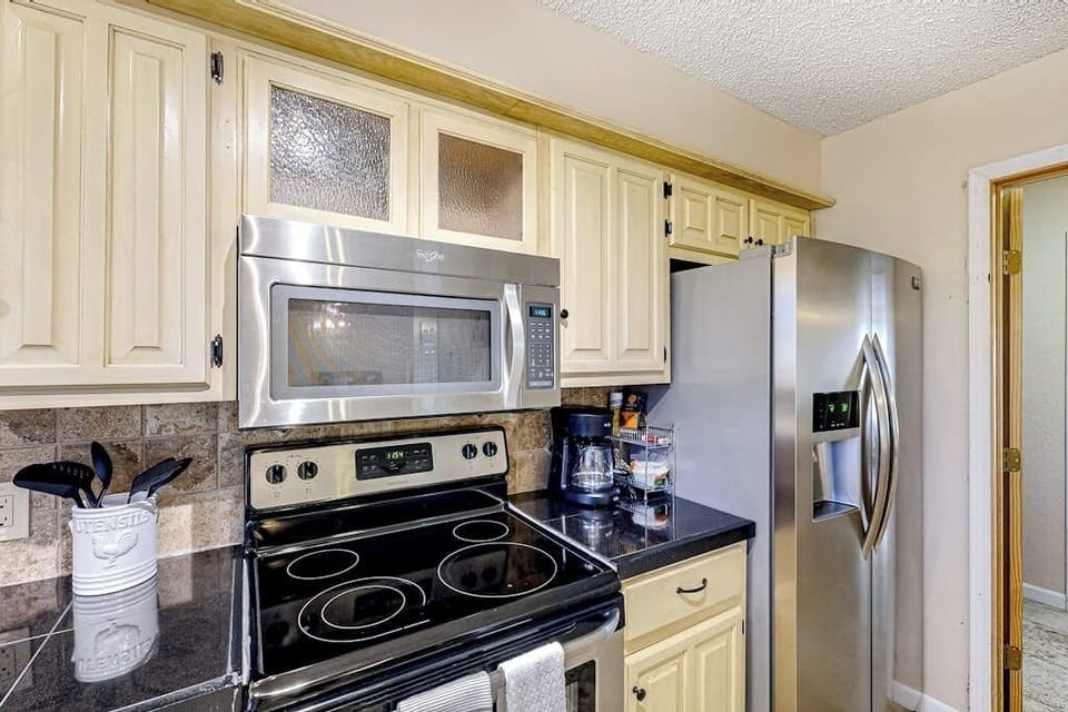 House, Multiple Beds, Garden View (La Vie in Lago Vista) | Private kitchen
