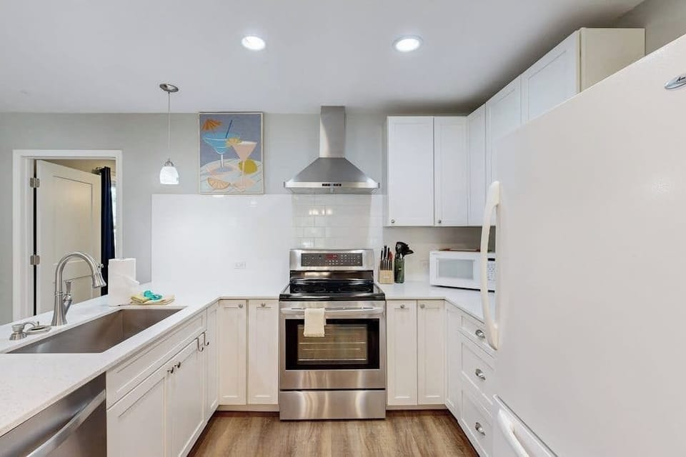 House, Multiple Beds (Belaire Bungalow) | Private kitchen