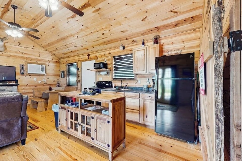 Cabin, 1 Queen Bed with Sofa bed, Garden View (River's SkyView Lodge) | Interior