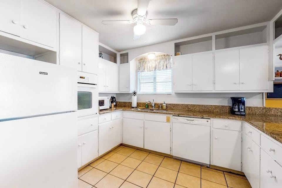 House, Multiple Beds, Kitchen (Sunny Days Lake Retreat) | Private kitchen