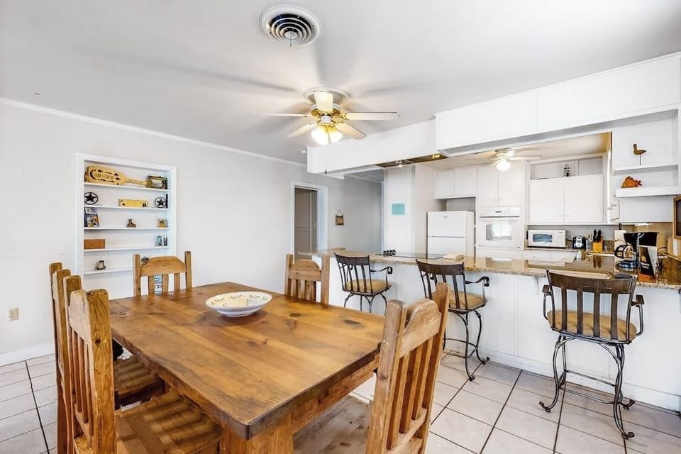 House, Multiple Beds, Kitchen (Sunny Days Lake Retreat) | 3 bedrooms, individually decorated, individually furnished, bed sheets