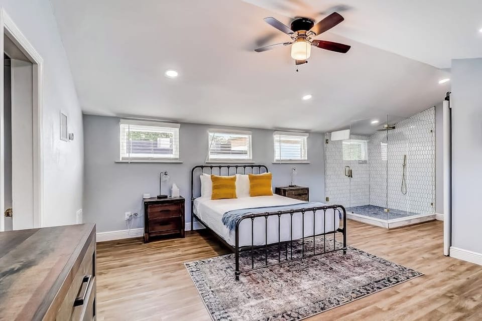 House, Multiple Beds, Pool View (Downtown Charmer) | 4 bedrooms, individually decorated, individually furnished, bed sheets