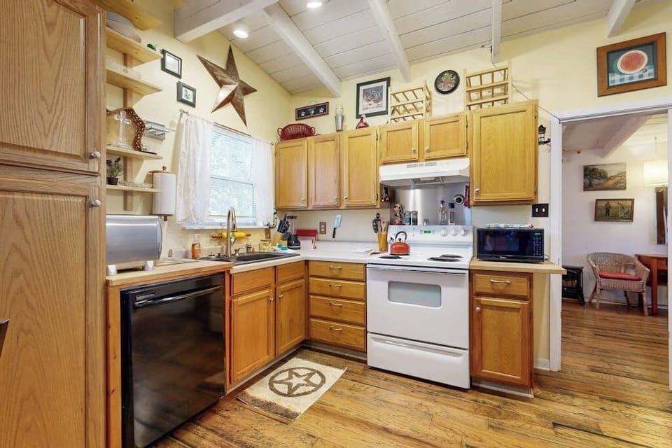 House, 1 Queen Bed with Sofa bed, Mountain View (The Collector's Hideaway) | Private kitchen