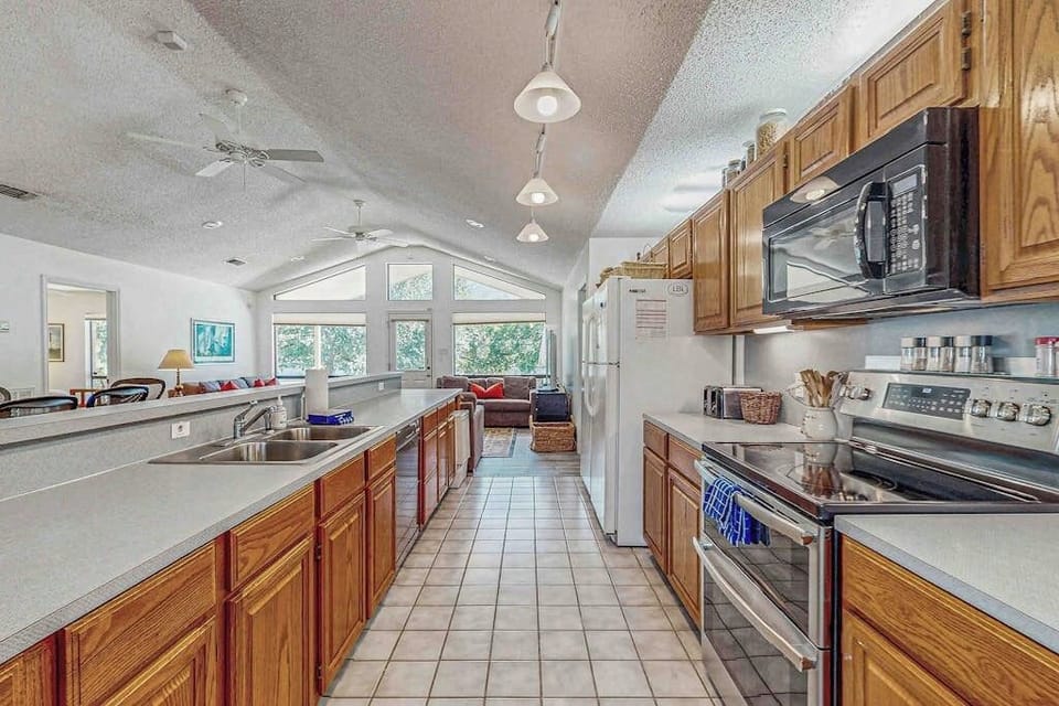 House, Multiple Beds, Pets Allowed (River Oaks R&R) | Private kitchen