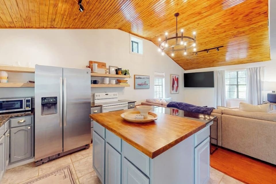 House, Multiple Beds (Woodland Hills Retreat) | Private kitchen