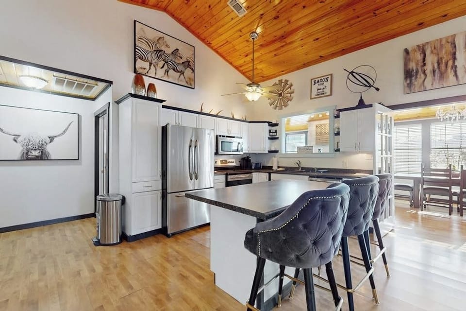 House, Multiple Beds (Headquarters Hideaway) | Private kitchen