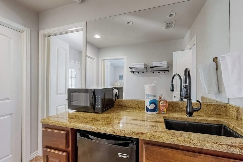 House, Multiple Beds (Spicewood Outback) | Private kitchen