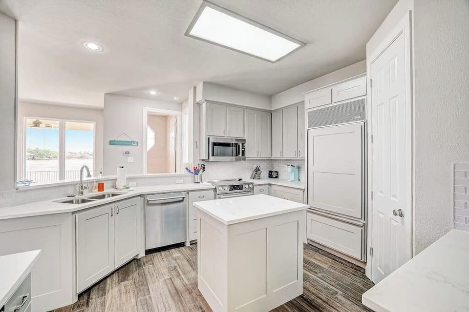 House, Multiple Beds (Oak Rock Point) | Private kitchen