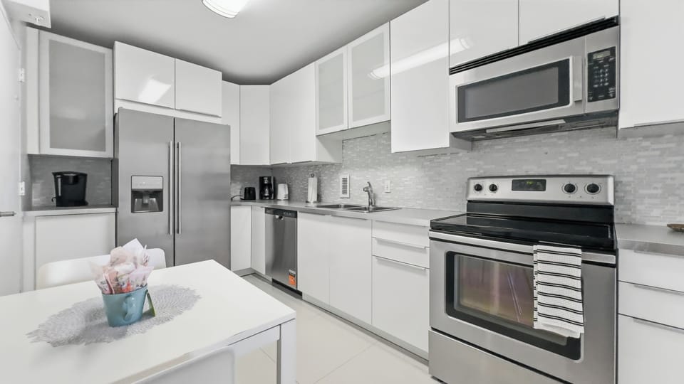 Family Condo, Beach View | Private kitchen