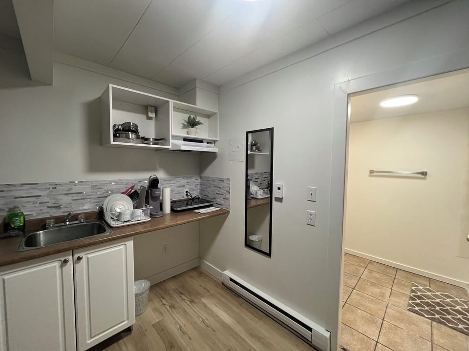 Deluxe Studio, 1 King Bed, Mountain View | Private kitchen | Full-size fridge, microwave