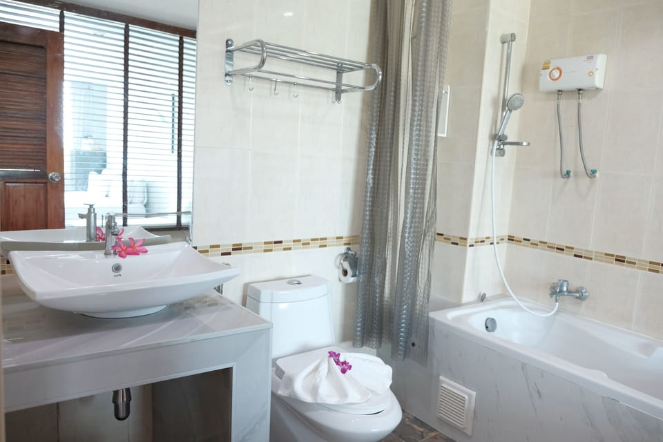 Executive Triple Room, Sea View | Bathroom | Free toiletries, hair dryer, bidet, towels