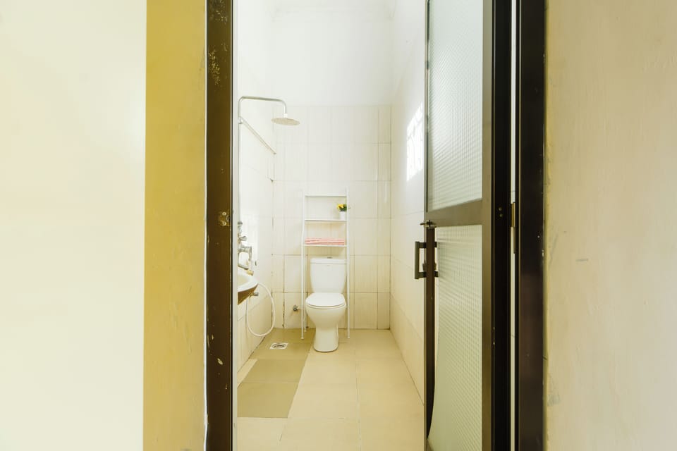 Deluxe Single Room | Bathroom | Shower, towels, toilet paper
