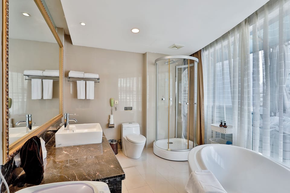 Premier Suite, City View | Bathroom | Free toiletries, hair dryer, slippers, towels
